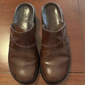 Size 8M Women’s Clarks Brown Leather Slip-On Clogs